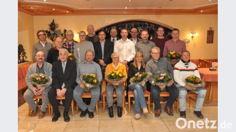 Betriebsratsvorsitzender Martin Högen (Zweiter von links) und Lothar Bauer (Dritter von links) gehören seit 45 Jahren zum Personalstamm der Firma Schulte &amp; Schmidt in Flossenbürg. Sie und alle anderen langjährigen Mitarbeiter durften sich im Landhotel Kastanienhof bei Georgenberg viel Lob von ihren Firmenchefs abholen. Dazu zählen die Geschäftsführer Achim Sach (hinten, links) und Roland Schulte (hinten, Fünfter von links) und außerdem Thomas Graf (Zentrale Dienste, Sechster von rechts) und Werkleiter in Flossenbürg und Nürnberg, Uwe Langenberg (hinten, Vierter von rechts). Bild: dob
