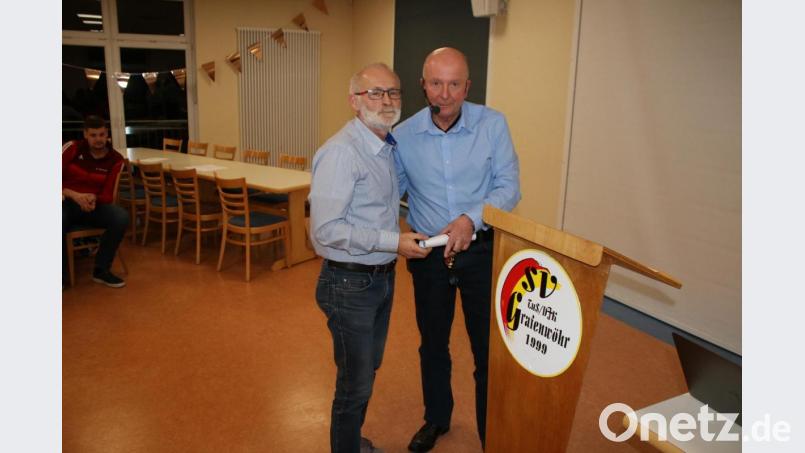 Nach 26 Jahren als stellvertretender Vorsitzender in den Sportvereinen zieht sich Werner Wächter (links) aus der Führung zurück. Vorsitzender Thomas Reiter weiß, welche Stütze seine Arbeit im Verein war. Wächter bleibt als Beisitzer erhalten. Bild: exb