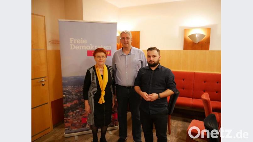 Emilie Leithäuser (links) sitzt für die FDP bereits im Stadtrat. Das wollen Kreisverbands-Chef Jens Rohn (Mitte) und Markus Hochholdinger, Kreisvorsitzender der Jungen Liberalen, auch. Die Partei strebt einen zweiten Sitz an. Bild: Hochholdinger/exb