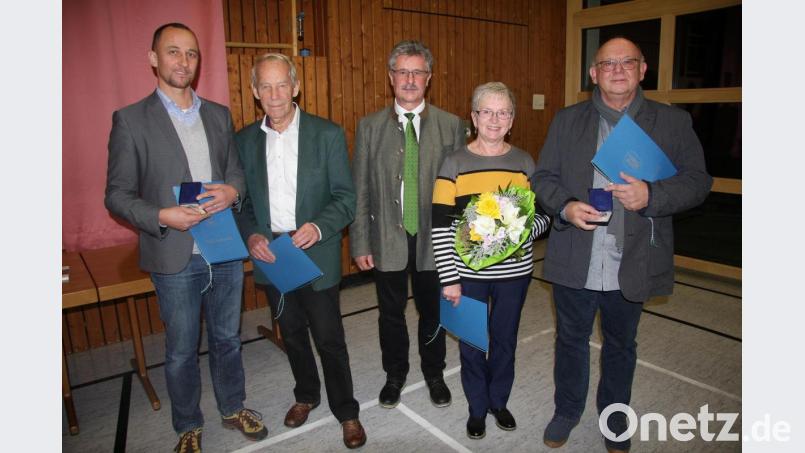 Die Bürgermedaille in Silber bekamen Eckhard Deutschländer und Erich Schraml. Auch wurden weitere verdiente Bürger beim Ehrenabend für ihre Leistungen gewürdigt. Im Bild von links Revierförster Eckhard Deutschländer, Klaus Deutschländer, Bürgermeister Wolfgang Braun, Erna Thoma und Historiker Erich Schraml. Bild: wro
