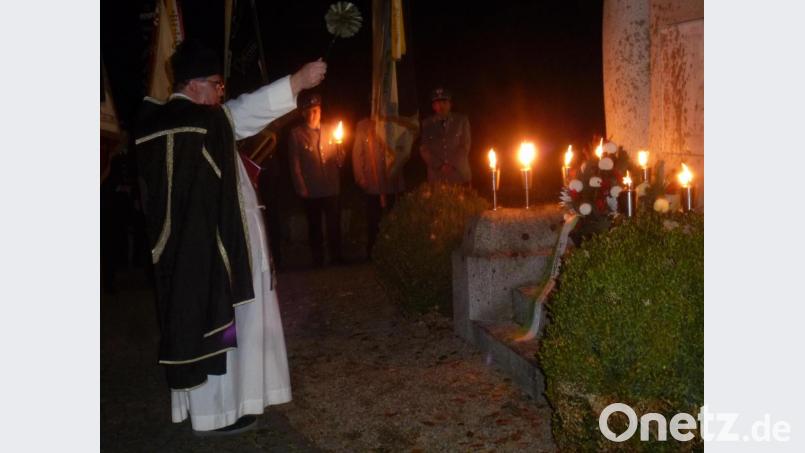 Pfarrer Markus Urban sprach Gebete und segnete das Kriegerdenkmal Bild: mad