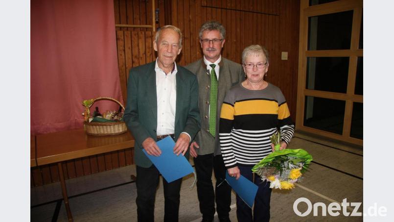 Klaus Deutschländer, Bürgermeister Wolfgang Braun und Erna Thoma nach dem Festakt in der Mehrzweckhalle. Bild: wro
