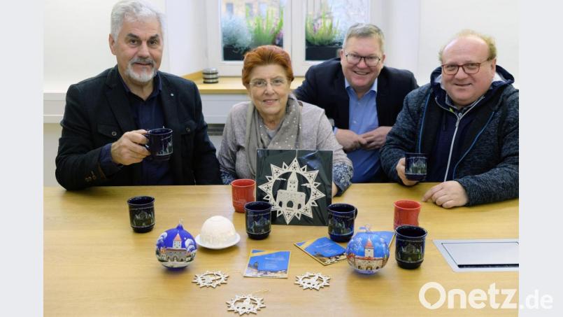 Andreas Raab (links), Emilie Leithäuser und Peter Harant (rechts) von der Park- und Werbegemeinschaft stellten Oberbürgermeister Michael Cerny das komplette Sortiment für den Weihnachtsmarkt vor, der am Donnerstag. 28. November, eröffnet wird. Bild: Susanne Schwab