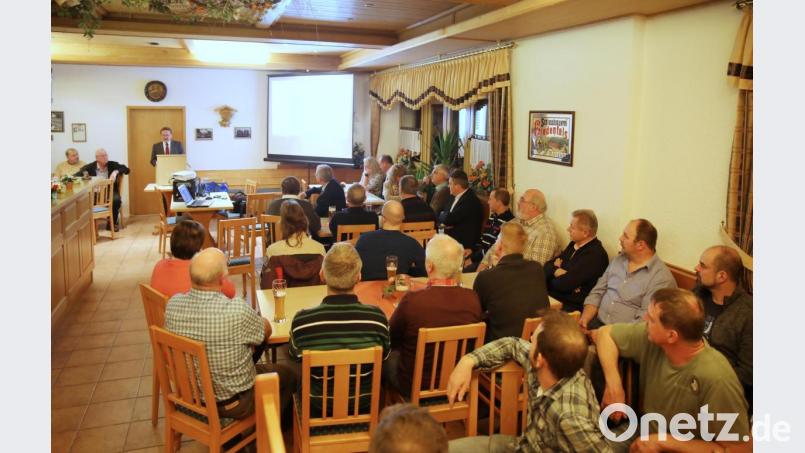 Im Landhaus Wäldern ging Bürgermeister Hans Donko (am Rednerpult) vor allem auf die Investitionen im Ortsteil ein. Bild: njn