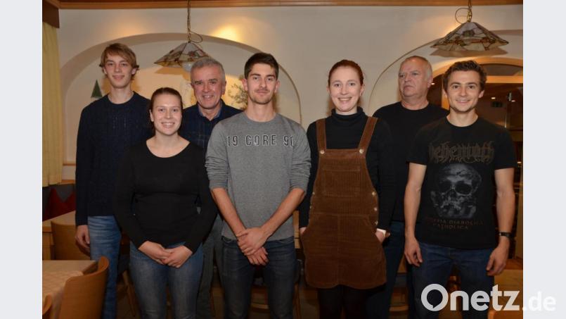 Zum neuen ersten Vorsitzenden wählten die Versammlungsteilnehmer Jonathan Mirus (rechts). Zur zweiten Vorsitzenden wurde Sonja Wolf (Dritte von rechts) gewählt. Das Amt des Jugendwarts übernimmt Lisa Rucker (Zweite von links) und Jakob Artinger (Mitte) kümmert sich um die schriftlichen Angelegenheiten. Neuer Sportwart wurde Fabian Lukas (links). Kassier bleibt Josef Eiber (Dritter von links) und Platzwart Günter Rudolf (Zweiter von rechts). Bild: dob