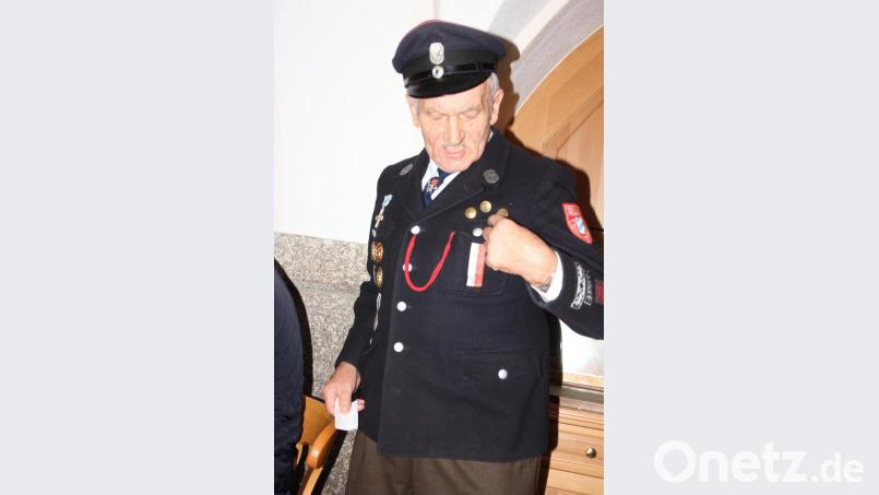 Leicht erregt erklärte Karl Reichel die Abzeichen an seiner alten Feuerwehruniform, die er mit Stolz trage. Bild: kro