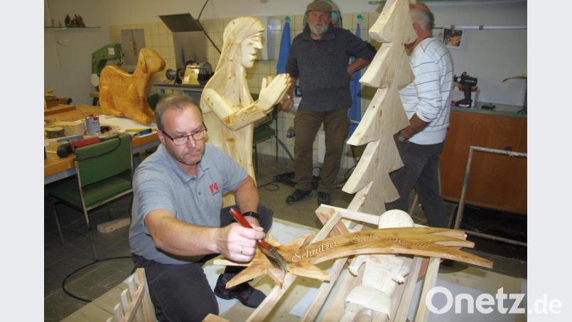 Die Schnitzergruppe arbeitet Hand in Hand. Das Zeitfenster sei begrenzt, betonen Manfred Dietz, Karl-Heinz Ehrenfried, Harald Puss, Karl-Heinz Meier und Dieter Luksch (von links). Bild: wro