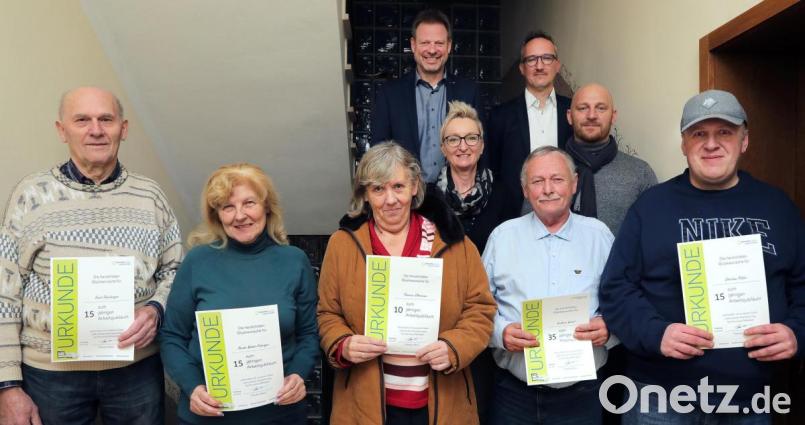 Die Jubilare (erste Reihe von links) Ernst Ebensberger, Renate Winter-Fohringer, Theresia Silbermann, Karlheinz Wiehrl und Christian Pöhler beim Trägertreffen im Gasthaus Steinköppl in Etsdorf gemeinsam mit (hinten von links) Freudenbergs Bürgermeister Alwin Märkl, Vertriebsberaterin Alexandra Meyer, Bereichsleiter Markus Schmid sowie Vertriebsberater Stephan Hagn. Bild: Wolfgang Steinbacher