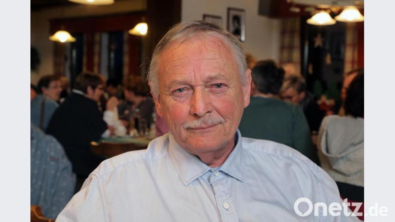 25 Kilometer, 130 Zeitungen, zwei Stunden: Seit 35 Jahren stellt Karlheinz Wiehrl die Amberger Zeitung im Dreifaltigkeitsviertel und in Ammersricht aus. Bild: Wolfgang Steinbacher