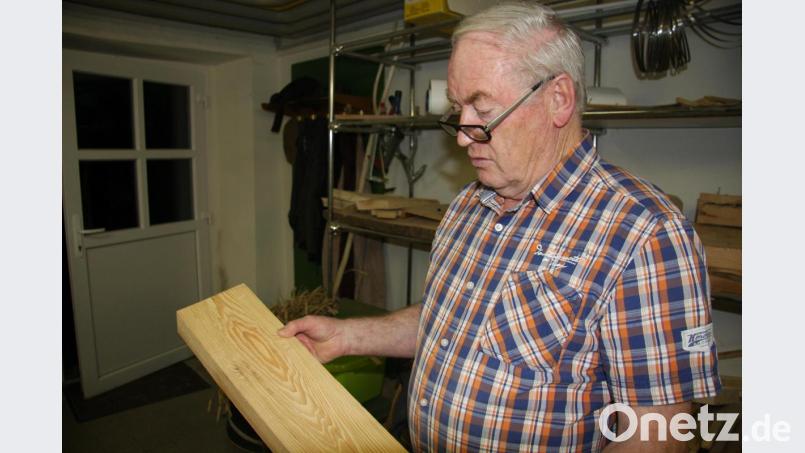 Die Krippen-Idee stammt von Karl-Heinz Meier. Das Holz stellte die Marktgemeinde zur Verfügung. Bild: wro