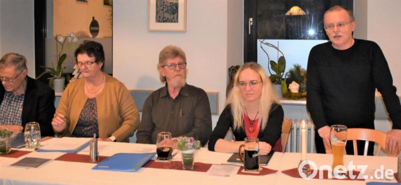 Gerhard Huber, der Vorsitzende der Sängergruppe Weiden (rechts), lobt den Männergesangverein 1890 mit gemischtem Chor. Seit einem halben Jahr leitet Riita Michelson (Zweite von rechts). Mit im Bild sind Rudolf Haupt, Vorsitzende Brigitta Bernklau und Michael Schultes (von links). Bild: rgr