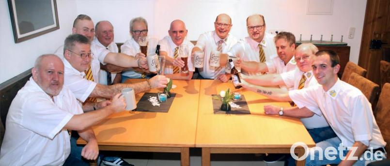 Die Vorstandschaft der Promillos ist wieder komplett. Hinten von rechts: Schriftführer Thomas Kraus, 1. Präsident Alexander Mutterer, 2. Präsident Norbert Schuller, 1. Kassier Thomas Emmerling, 2. Kassier Georg Zscherner. Bild: mef