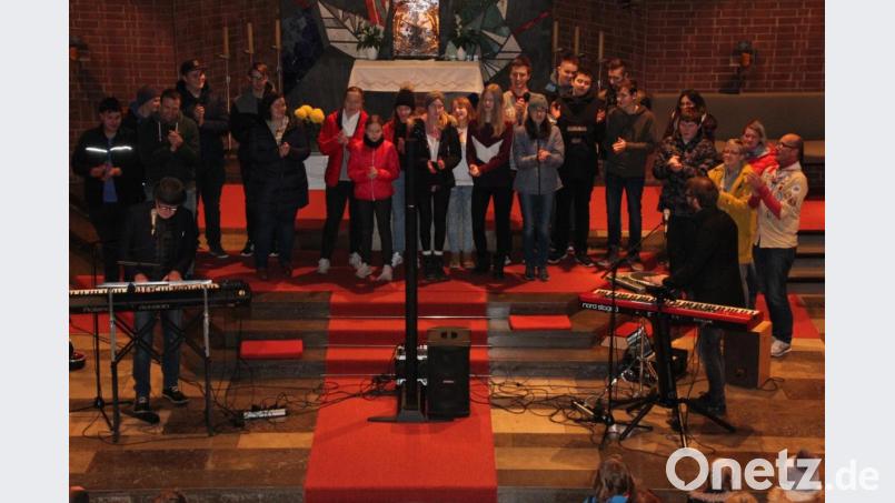 Die Tirschenreuther Pfadfinder mit auf der Bühne. Gemeinsam sangen sie das Lied &quot;Die Pfadfinder&quot;. Bild: kro