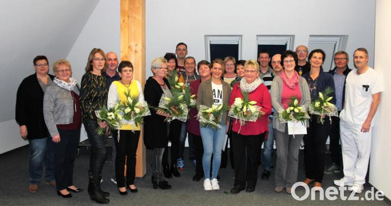 Regionalleiter Christian Stadler (Siebter von rechts) dankte den Jubilaren künftigen Ruheständlern für ihren jahrelangen Einsatz im Kemnather Krankenhaus. Bild: stg