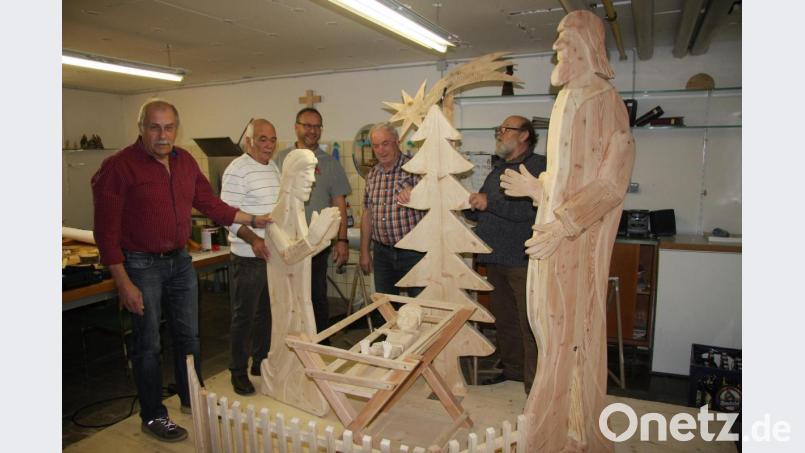 Die Schnitzergruppe arbeitet Hand in Hand. Das Zeitfenster sei begrenzt, betonen (von links) Manfred Dietz, Karl-Heinz Ehrenfried, Harald Puss, Karl-Heinz Meier und Dieter Luksch. Bild: wro