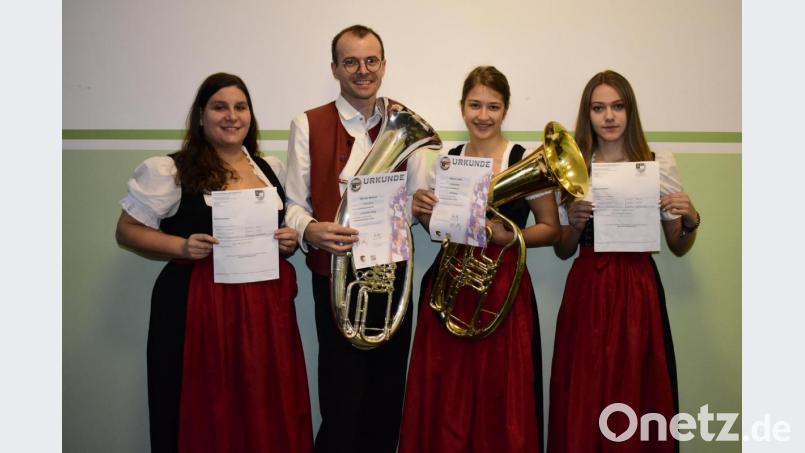 Manuela Bergmann absolvierte erfolgreich den ersten Teil die theoretische Prüfung, für sie steht im kommenden Jahr der 2.Teil an die praktischen Prüfung. Markus Werner und Julia Bäuml meisterten die praktische Prüfung auf dem Tenorhorn und bekamen das Goldabzeichen überreicht. Katharina Häring legte einen sehr guten Theorieteil ab (von links) und hat nun im kommenden Jahr die Praxis zu absolvieren. Bild: Markus Werner/exb