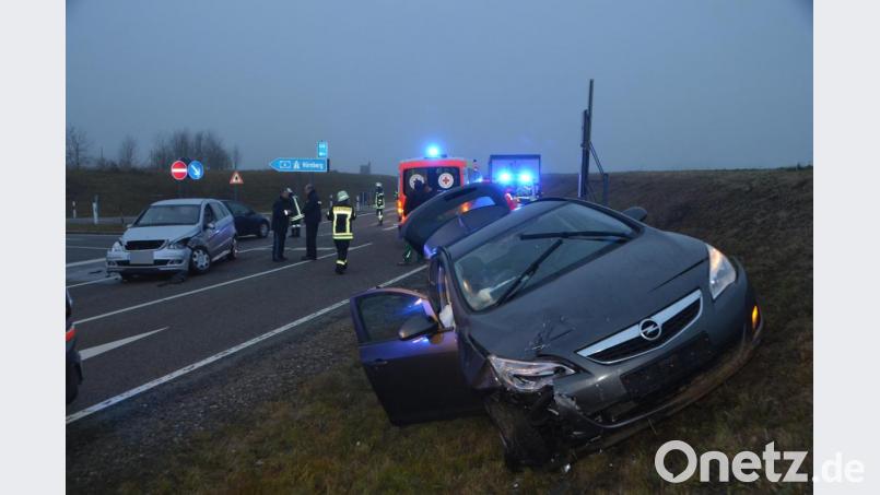 Weil eine 19-jährige Mercedesfahrerin eine von links kommende Oberlinderin übersieht, kommt es zum Zusammenstoß. Kleiner Stau im morgendlichen Berufsverkehr. Bild: dob