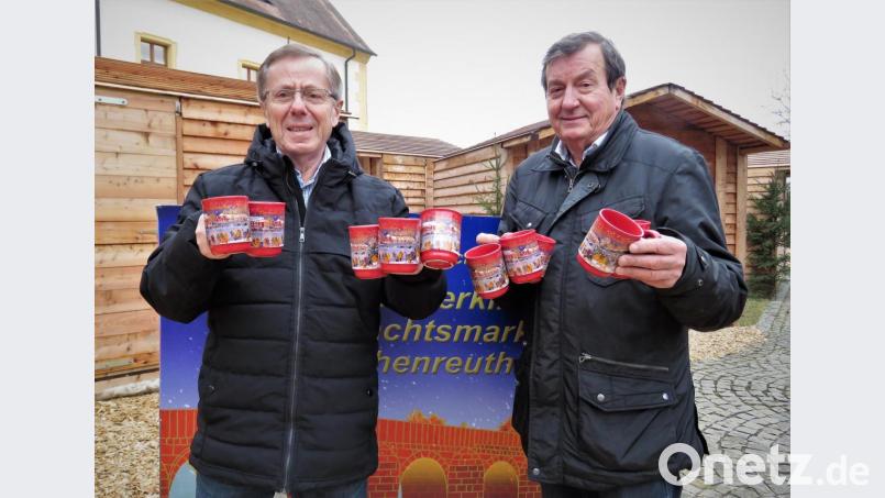 8000 neue Glühweinbecher werden auch diesmal wieder verteilt. Das Motiv ist das Landratsamt, der Becher hat. wie jedes Jahr, die gleiche Farbe wie die Weihnachtsmarktbeleuchtung. Bild: ubb