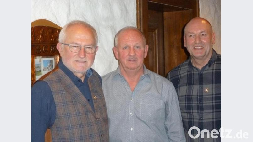 Martin Kräuter (links) und Fritz Lobinger erhielten für 50 Jahre Mitgliedschaft die goldene Ehrennadel des WSV verliehen. Bild: exb