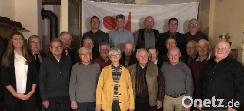 Bei der Jubilarehrung zeichnet die IG Bergbau, Chemie, Energie langjährige verdiente Mitglieder aus (vordere Reihe, von links): Gewerkschaftssekretärin Iris Schopper, Werner Grassler, Johann Walaszcyk, Therese Pröls, Siegmund Kraus, Günter Jann, Richard Dickert und Manfred Leitl; zweite Reihe (von links): Bürgermeister Josef Reindl, Landtagsabgeordneter a. D. Reinhold Strobl, Ortsgruppenvorsitzender Josef Altmann, Klaus-Jürgen Henseleit, Alfred Biller, Alois Fronhofer, Rudolf Weigert und Georg Hirmer; dritte Reihe (von links): Christian Hartmann, Georg Kraus, Alfons Heindl, Alfons Falk und Andreas Rubenbauer. Bild: bij
