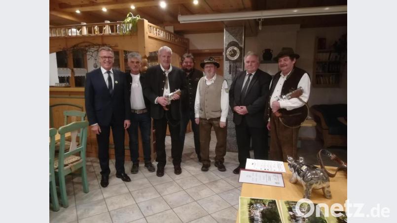 Der neue Vorstand der Tirschenreuther Böllerschützen (von links): Bürgermeister Franz Stahl, Kassenrevisor Wolfgang Nurtsch, Vorsitzender Martin Hager, Kassenrevisor Jürgen Schulwitz, Schriftführer Walter Richter, Zweiter Bürgermeister Peter Gold und Zweiter Vorsitzender Josef Grassy. Zum Vorstand gehört noch Schatzmeisterin Manuela Hager (nicht im Bild) Bild: exb