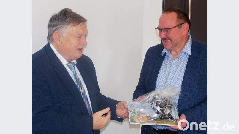 Im Namen des Gemeinderates überreichte Bürgermeister Manfred Porsch seinem Stellvertreter Rudi Heier (von links) ein Geldgeschenk. Bild: hai