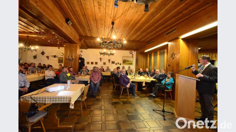 Bürgermeister Rainer Rewitzer (rechts) informiert in der Bürgerversammlung über die Entwicklung der Stadt und blickt auf die Planung für 2020. Bild: bey