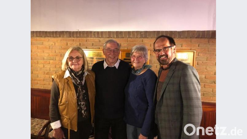 Präsident Reinhard Stegert (rechts) gratulierte den Erstplatzierten beim Individualturnier des Bridge-Clubs. Helga Reddig-Titze (von links) wurde Dritte, Bernd von Chiari Zweiter und Gabriele Raab gewann. Bild: exb