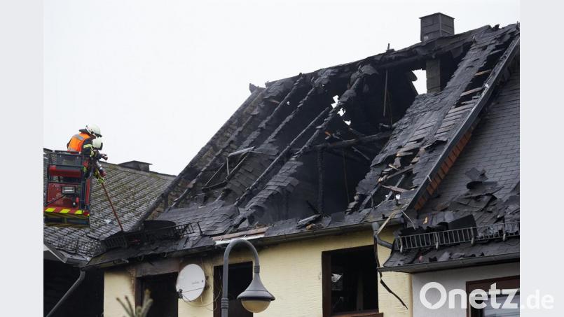 Tödliche Falle: Das ausgebrannte Einfamilienhaus im Ortskern von Mengerskirchen. Bild: Thomas Frey/dpa