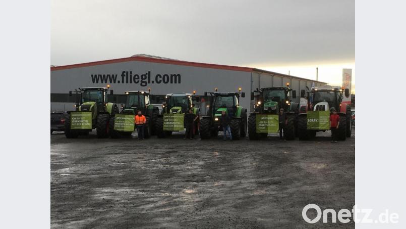 Auf einem Firmengelände in Triptis (Thüringen) sammeln sich die Landwirte der Initiative „Land schafft Verbindung“, um dann gemeinsam nach Berlin weiterzufahren. Aus insgesamt 15 Fahrzeugen besteht der Konvoi. Matthias Adam aus Buch ist nicht mit auf dem Bild – er war der Fotograf. Bild: exb