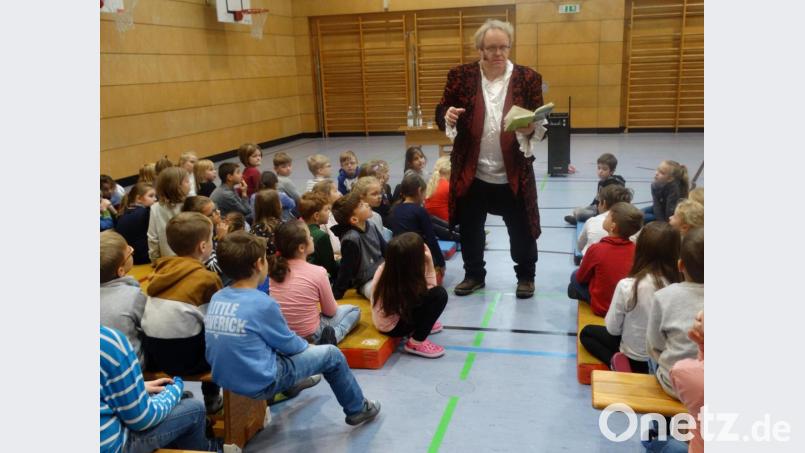 Mit Schauspieler Stephan Bach erlebten die Grundschüler eine aufregende Lesestunde. Bild: exb