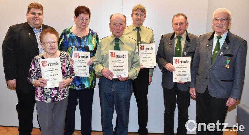 Ehrungen für langjährige Mitgliedschaft (von links): Bürgermeister Dieter Dehling, Marianne Gleißner, Sieglinde Huber, Hans Behringer, Richard Koller, Albert König und Schützenmeister Bruno Müller. Bild: no