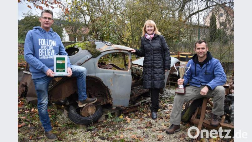 Tino Ertel (rechts) und Thomas Turnwald (links) mit der 1.Bürgermeisterin der Gemeinde Birgland Brigitte Bachmann auf dem Lagerplatz des Maulwerks in Schwend zwischen viel altem Blech. Bild: no