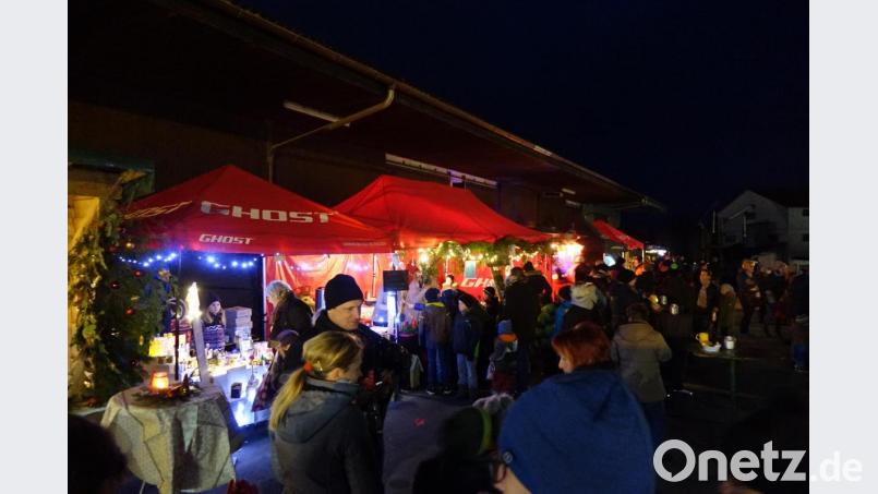 Beleuchtete und dekorierte Verkaufsstände waren beim Adventmarkt von &quot;Land &amp; gut&quot; am Raiffeisengelände aufgebaut. Bild: mmj