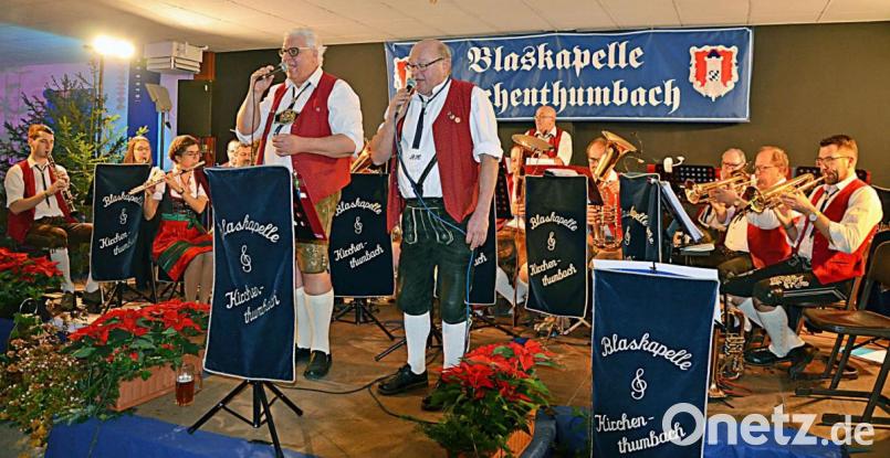 Die Blaskapelle Kirchenthumbach spielt in der Heberbräuhalle ein letztes Mal vor dem Heiligen Abend. Bild: ü