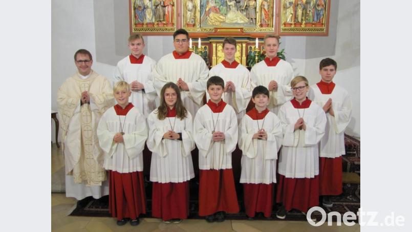 Fünf Neuzugänge verzeichnet die Schar der Ministranten der Stadtpfarrei. Im Bild die neuen Ministranten (vorne von links) Ferdinand Vogel, Antonia Mayer, Timo Haberkorn, Benedikt Malzer und Alexander Wach mit (hinten von links) Kaplan Daniel Fenk, Fynn Legat, Simon Bachmeier, Simon Voith, Felix Kohl und Simon Häring. Bild: mdö