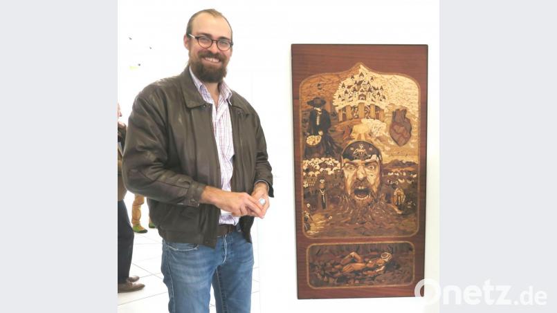Clemens Söllner stellte heuer im Künstlerhaus ein Selbstbildnis in Intarsientechnik aus. Bei seinem Aufenthalt in Kalifornien schuf er den heiligen Florian. Bild: Hirsch