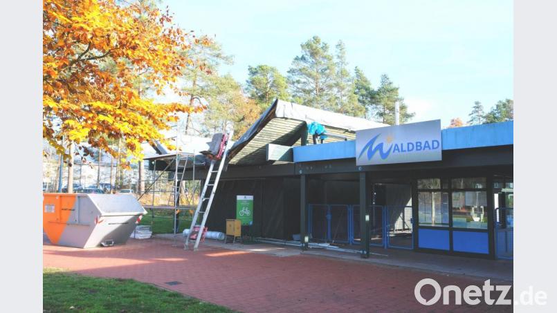 Als attraktiv und familienfreundlich loben Bürgermeister Edgar Knobloch und der Stadtrat das städtische Waldbad. Derzeit läuft eine Dachsanierung. Im Gespräch sind auch Neuerungen. Bild: do