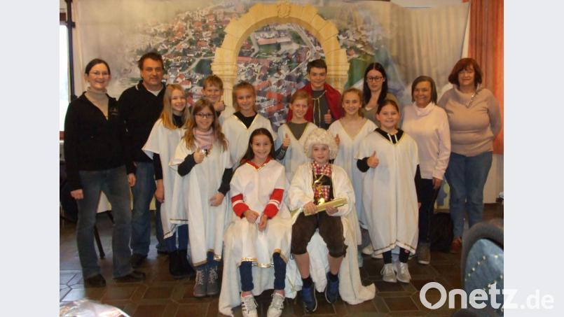 Unter Regie von Magdalena Mensch (Vierte von rechts) probt der junge Nachwuchs ein äußerst amüsantes Stück und ist voller Vorfreude auf die Premiere am ersten Advent. Bild: fjo