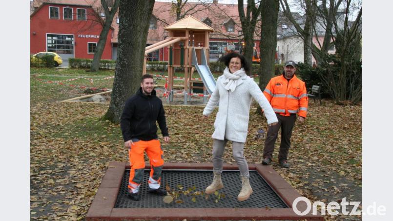 Bürgermeisterin Friederike Sonnemann und Moritz Muck vom Bauhof wagten die ersten Sprünge auf dem Trampolin. Bauhofleiter Artur Dziumbla beobachtete dies interessiert. Bild: fpoz