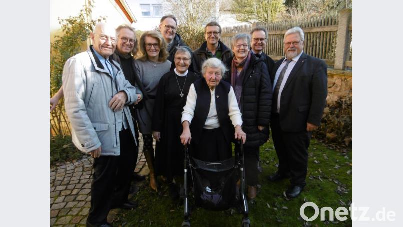 Auf dem Foto ist die Jubilarin mit ihren Kindern und Geschwistern sowie Pfarrer Arnold Pirner zu sehen. Bild: rgl