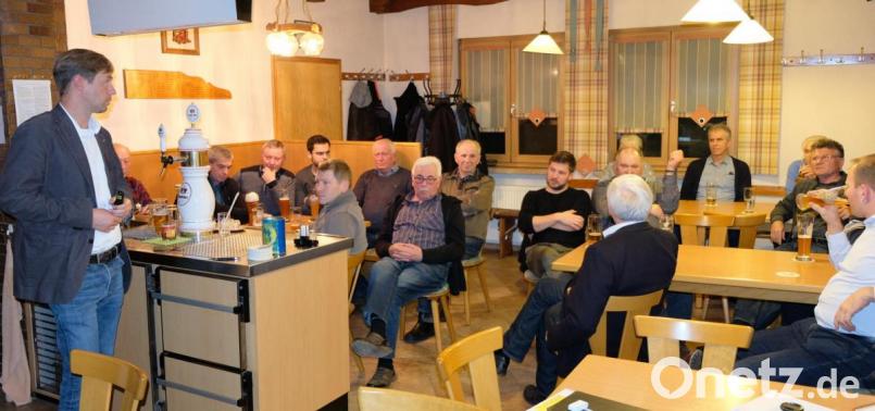 Bauoberrat Andreas Ettl (links) vom Wasserwirtschaftsamt Weiden informierte Deiselkühner Bürger über den aktuellen Stand der Planungen zum Hochwasserschutz rund um den Dorfbereich. Bild: mab