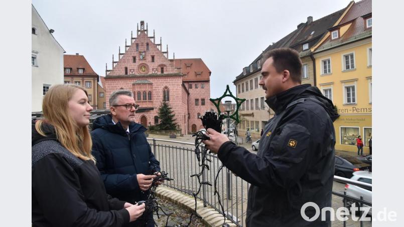Roland Segerer (rechts) stellt im Beisein von Bürgermeister Michael Göth und Nina Mutzbauer die neue Weihnachtsbeleuchtung vor. Bild: ANDREAS ROYER