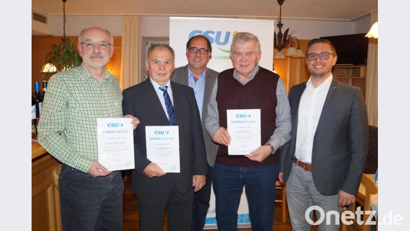 Die CSU zeichnet beim geselligen Abend im Vereinslokal Bauer treue Mitglieder aus. Vorsitzender Markus Dobmeier (hinten) und Bürgermeister Ernst Lenk (rechts) überreichen an (von links) Josef Robl für 25, Herbert Wolf für 50 und Erwin Krapf für 40 Jahre Treue Urkunden und Präsente. Bild: du