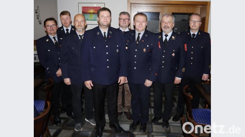 Von links: 2. Kommandant Josef Gradl, Kreisbrandmeister Jürgen Schloß, Oberfeuerwehrmann Rainer Kandler, Hauptfeuerwehrmann Alexander Gradl, Bürgermeister Michael Göth, Kommandant Achim Stemp, Kreisbrandrat Fredi Weiß und Kreisbrandinspektor Christof Strobl. Bild: mfh