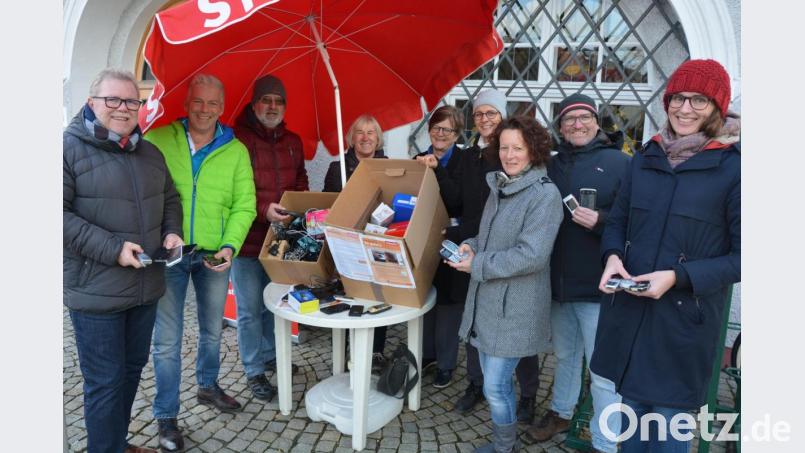 SPD-Stadträte und Kandidaten sammelten am Stand alte Handys ein, um sie an Annemarie Schraml (Mitte) zu übergeben. Sie wird die Geräte weiterleiten. Bild: jr