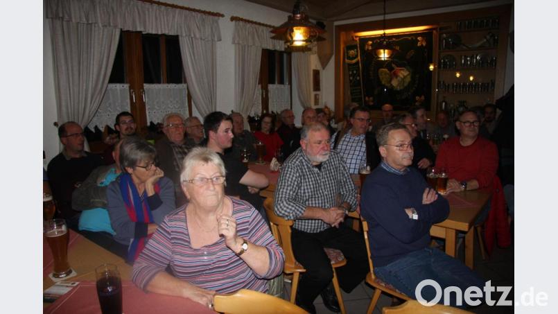 Die Pullenreuther Bürger zeigten großes Interesse an der Gemeindepolitik. Das Schützenhaus war gut besucht. Bild: wro