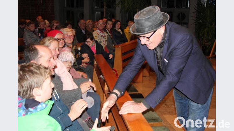 Per Handschlag begrüßte Siegfried Fietz die Besucher in der ersten Reihe. Bild: kro