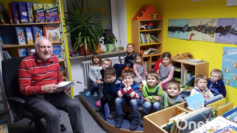 Vorlesestunde in der Erbendorfer Bücherei. Bild: jbe