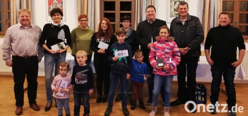 Thomas Wifling (links), Bürgermeister Christian Ziegler (Vierter von rechts) und Franz Ziegelmeier (rechts daneben) gratulierten den Siegern des Luftballon-Weitflugwettbewerbs und überreichten die Preise. Bild: nib